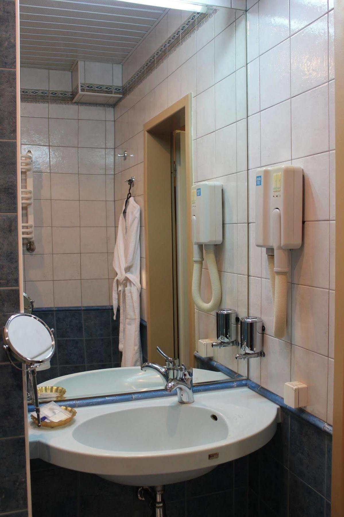 Hotel Rossiya Noyabrsk Bagian luar foto